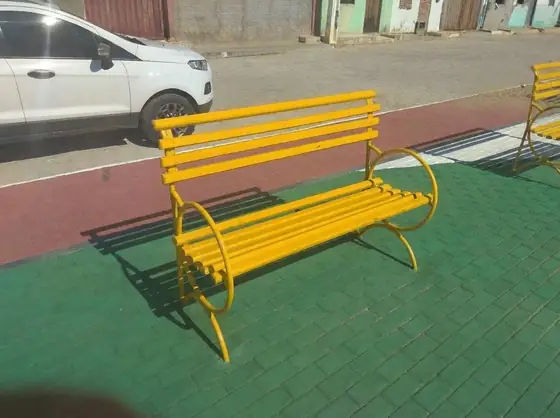 Conjunto de equipamentos instalados em praça pública e parque urbano